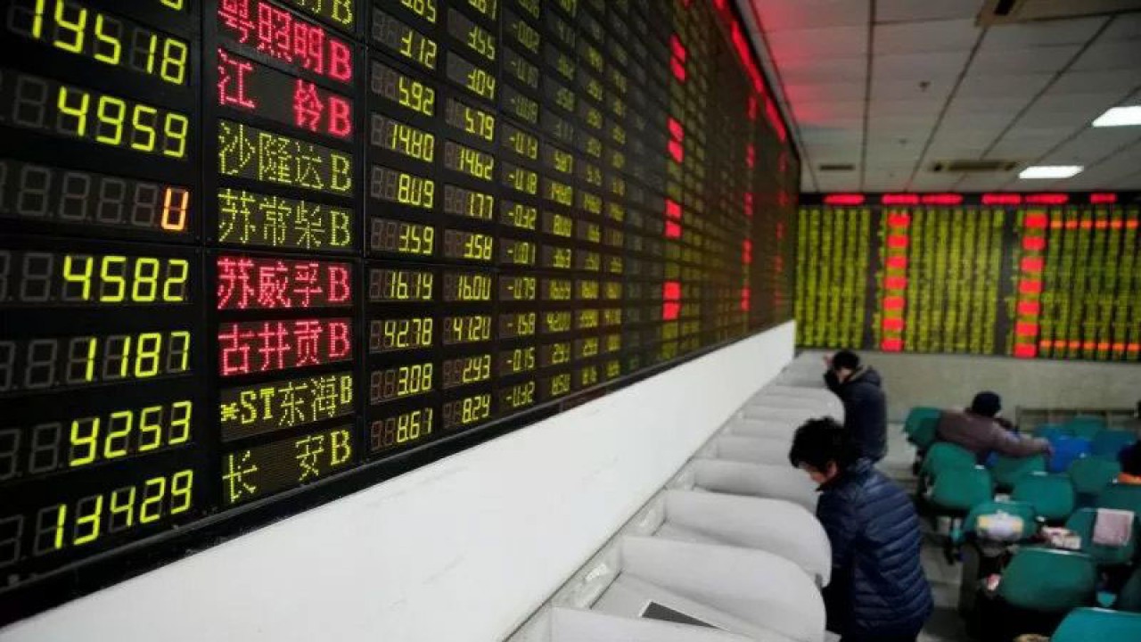 Ilustrasi - Para investor sedang memantau pergerakan saham di bursa saham China. ANTARA/REUTERS/Aly Song/am.