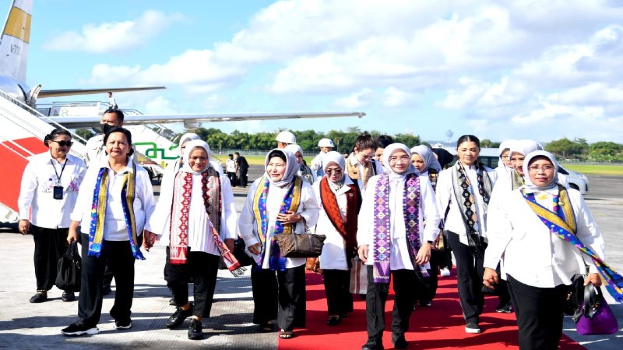 Ibu Negara Iriana Joko Widodo bersama Wury Ma’ruf Amin dan sejumlah anggota Organisasi Aksi Solidaritas Era Kabinet Indonesia Maju bersiap menuju Provinsi Bali di Pangkalan TNI AU Halim Perdanakusuma, Jakarta, Jumat (9/6/2023). (ANTARA/HO-Biro Pers Sekretariat Presiden)