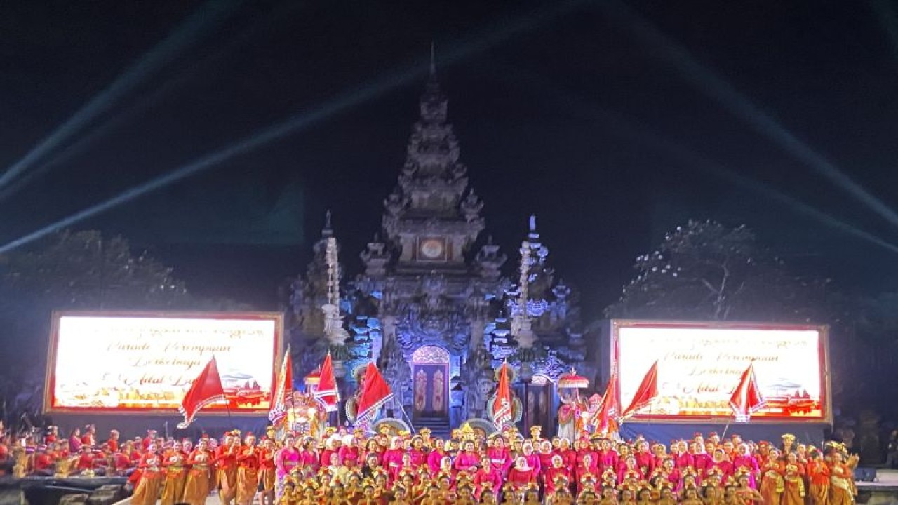 Ibu Negara Iriana Joko Widodo saat menghadiri parade perempuan berkebaya adat Bali di Denpasar, Jumat (9/6/2023). ANTARA/Ni Putu Putri Muliantari