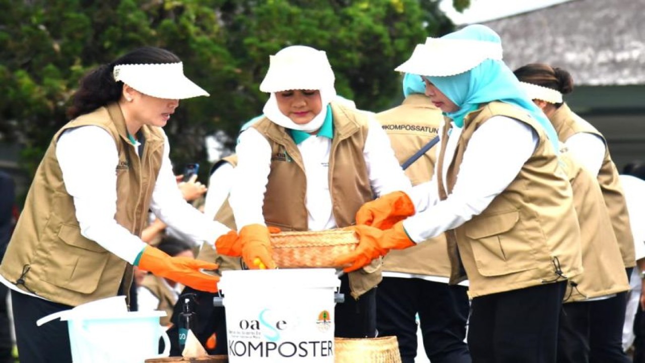 Ibu Negara Iriana Joko Widodo saat melakukan pengomposan sampah organik di Gianyar, Bali, Sabtu (10/6/2023). ANTARA/HO-Ruslan Biro Pers Sekretariat Presiden