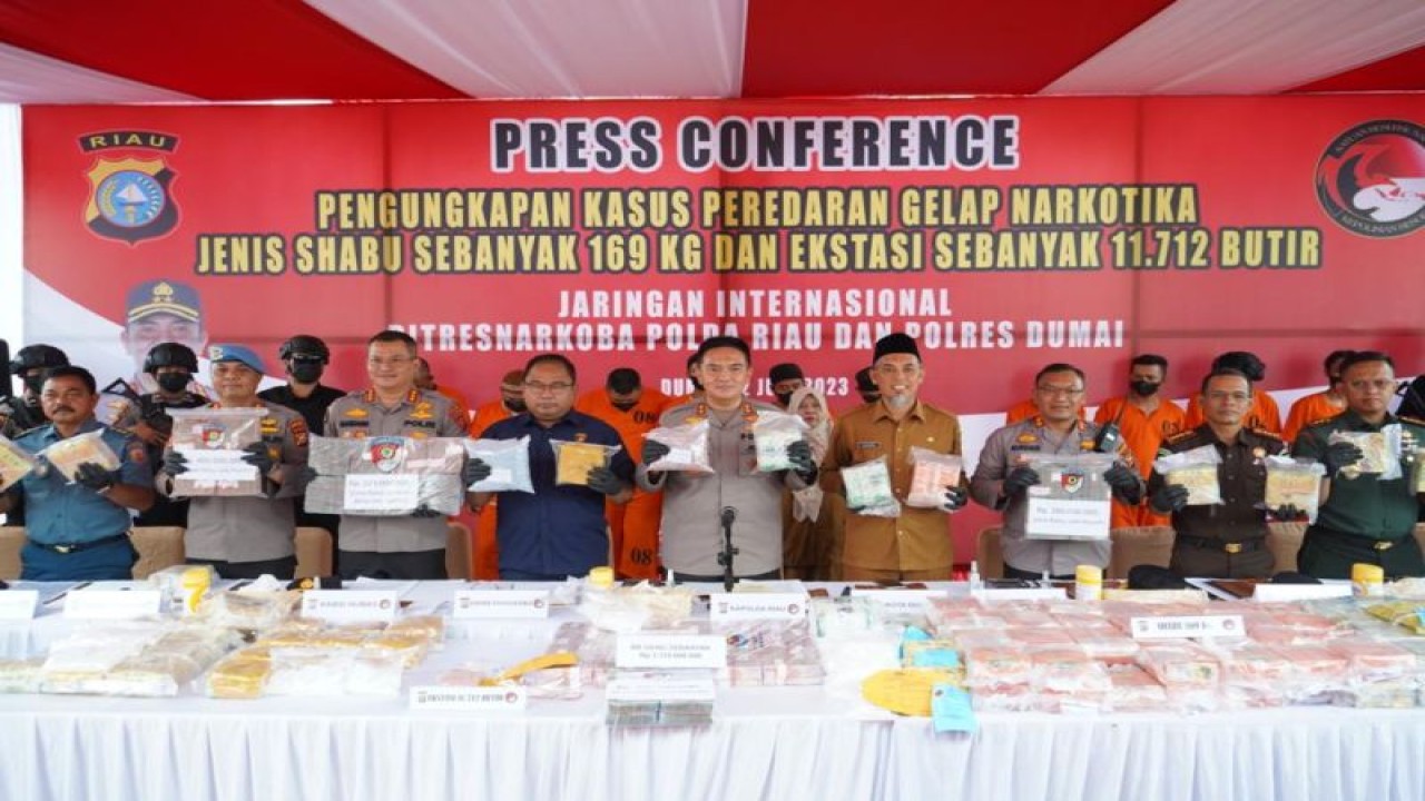 Kapolda Riau, Irjen Muhammad Iqbal bersama jajaran dan forkopimda memperlihatkan barang bukti narkoba hasil pengungkapan selama April dan Mei. (ANTARA/HO-Polda Riau)