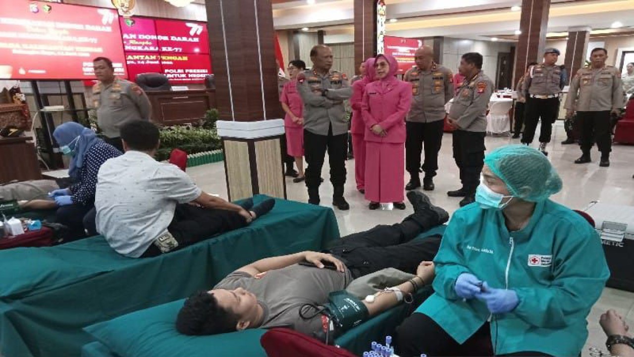 Kapolda Kalteng Irjen Pol Nanang Avianto beserta istri dan Wakapolda setempat Brigjen Pol Agung Budijono melihat langsung kegiatan donor darah yang dilaksanakan di Palangka Raya, Rabu (14/6/2023). ANTARA/Adi Wibowo