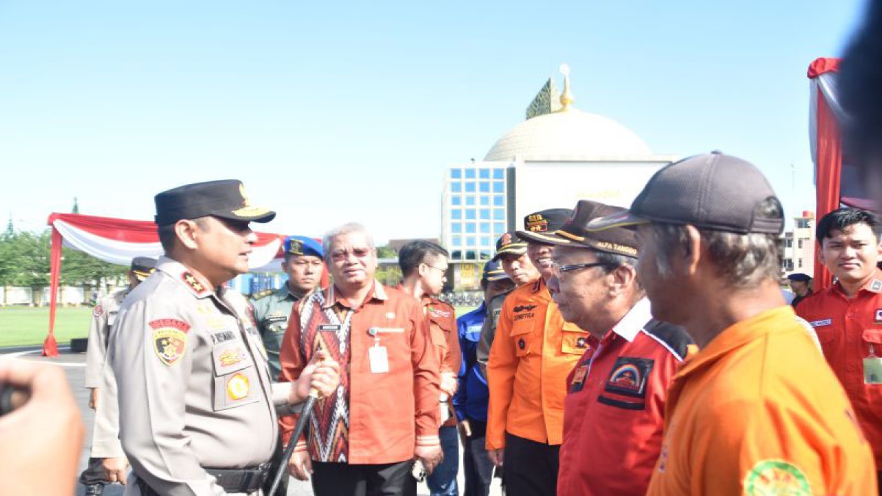 Sekda Kalbar Harisson bersama Polda Kalbar Irjen Pipit Rismanto saat mengikuti Kegiatan Apel Karuna Kapuas bersama Kepala Kejaksaan Tinggi Kalimantan Barat Muhammad Yusuf, Komandan Lantamal XII Laksma TNI Suharto, Perwakilan Pangdam XII Tanjungpura, Kepala BNPB Perwakilan Kalimantan Barat, perwakilan instansi Pemerintah Provinsi Kalbar terkait penanggulangan kebakaran hutan dan lahan, serta Satgas-satgas, Manggala Agni, organisasi - organisasi dan pemadam kebakaran dalam penanganan Karhutla.  (ANTARA/HO)