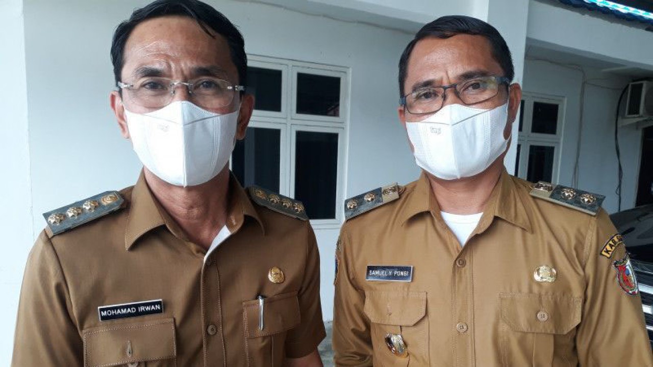 Bupati Sigi Mohamad Irwan (kanan) bersama Wakil Bupati Sigi Samuel Yansen Pongi. (ANTARA/Muhammad Hajiji)
