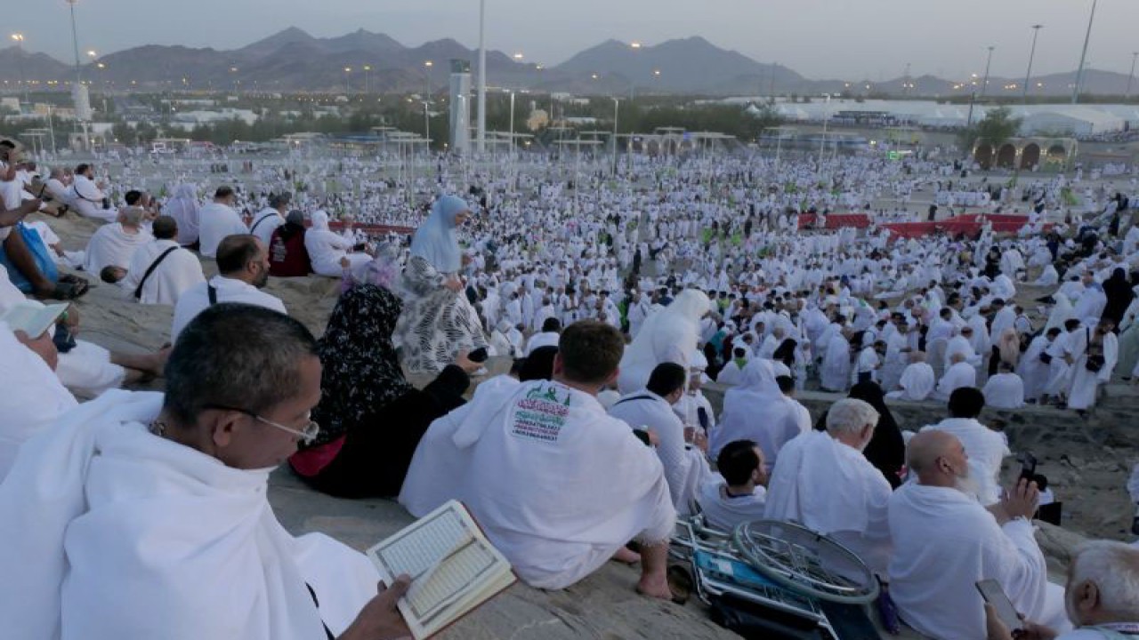 Umat Islam dari berbagai negara melaksanakan wukuf di Jabal Rahmah, Arafah, Arab Saudi, Selasa (27/6/2023). . ANTARA FOTO/Wahyu Putro A/nym.