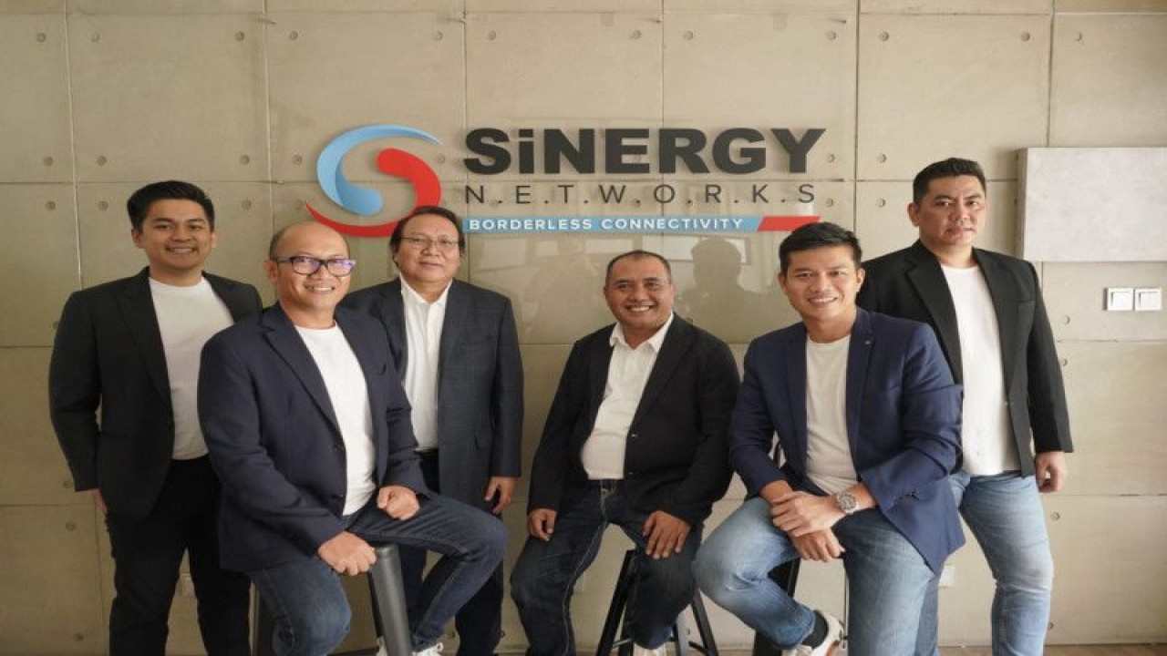Jajaran pengurus PT Sinergi Inti Andalan Prima Tbk (INET) atau Sinergy Networks di Jakarta, Senin. (INET)
