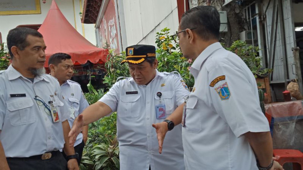 Sekretaris Kota Jakarta Barat, Indra Patrianto saat meninjau kawasan Pancoran Glodok, Rabu (7/6/2023). ANTARA/Risky Syukur