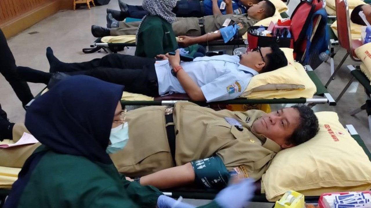 Sekretaris Kota Jakarta Barat, Indra Patrianto sedang mendonorkan darah dalam rangka menyambut HUT Ke-496 DKI Jakarta di Kantor Wali Kota Jakarta Barat, Senin (19/6/2023). Antara/Risky Syukur