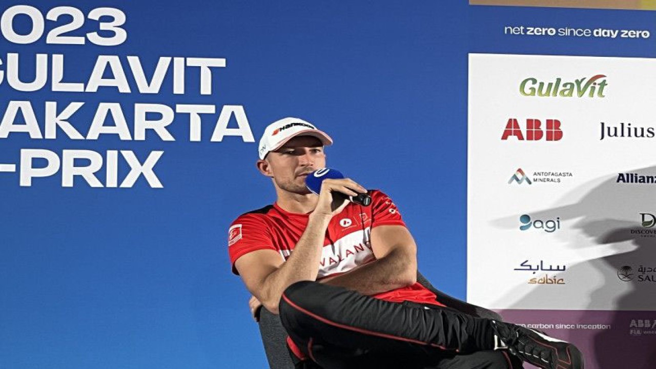 Pebalap tim Avalanche Andretti, Jake Dennis, saat memberikan keterangan dalam konferensi pers di Sirkuit Internasional E-Prix Ancol Jakarta, Sabtu (3/6/2023). (ANTARA/Arnidhya Nur Zhafira)
