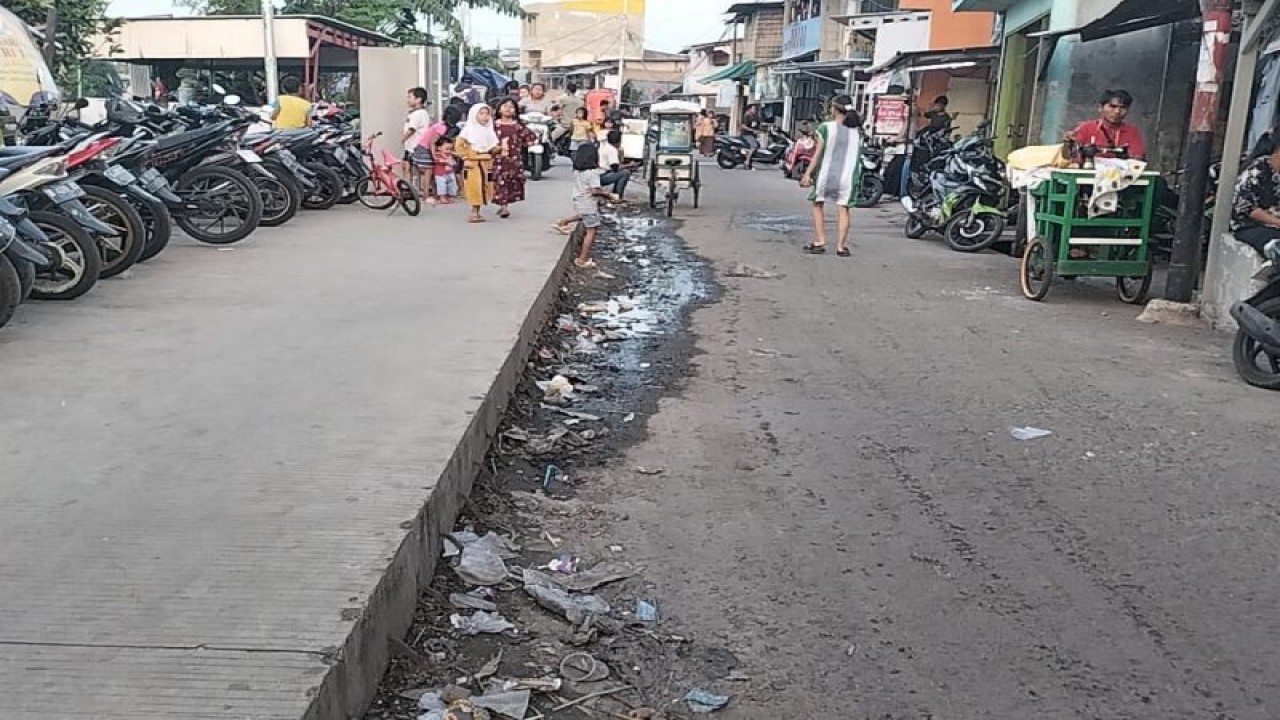 Jalan tembus Inspeksi Waduk Pluit Utara menuju Jalan Muara Baru di Penjaringan, Jakarta Utara yang dibangun sejak 2015 kini tampak tinggi sebelah, Rabu (7/6/2023). ANTARA/HO-Jurnalis Jakarta Utara
