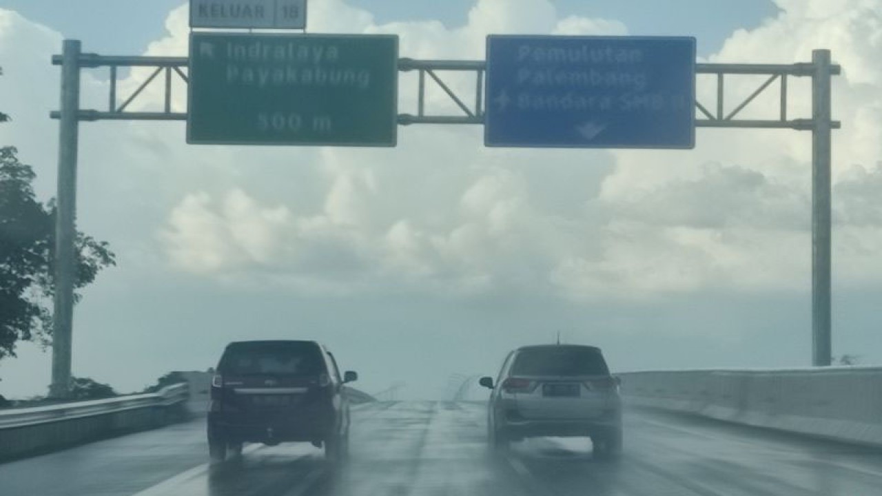 Kendaraan mobil melintas di Jalan Tol Indralaya-Prabumulih, Sumatera Selatan. ANTARA/M Riezko Bima Elko P
