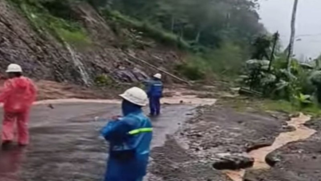 Jalur Trans Sulawesi dari Mamuju menuju Majene tertutup longsor di wilayah jembatan Bolong Desa Botteng Kecamatan Simboro yang berbatasan dengan Desa Takandeang Kecamatan Tapalang Kabupaten Mamuju, Selasa (20/6/2023). ANTARA/M Faisal Hanapi