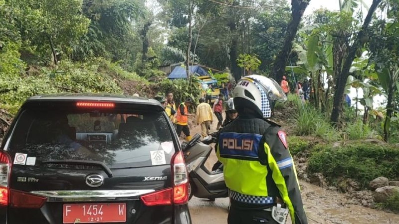Jalur utama penghubung wilayah selatan Cianjur, Jawa Barat, tepatnya di Jalan Raya Cibeber, terputus sementara akibat longsor yang terjadi, Senin (19/6/2023). (ANTARA/Ahmad Fikri)