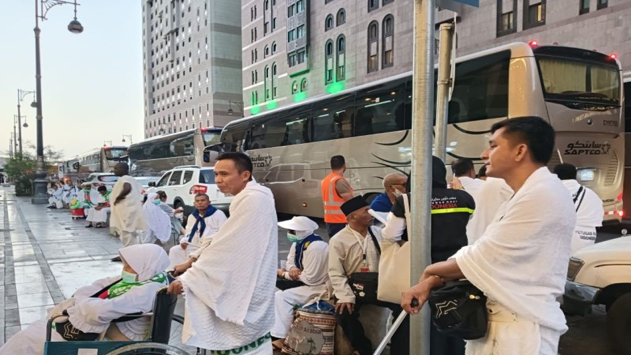 Jamaaah calon haji Embarkasi Batam bersiap menuju Mekkah dari Madinah (ANTARA/HO-PPIH Embarkasi Batam)
