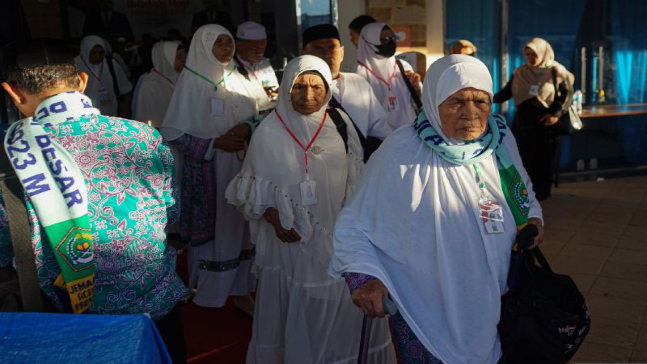 Arsip Foto - Jamaah calon haji Embarkasi Aceh keluar dari Aula Jeddah usai mengikuti acara pelepasan di Asrama Haji Embarkasi Aceh di Kota Banda Aceh, Jumat (2/6/2023). (ANTARA FOTO/Khalis Surry)