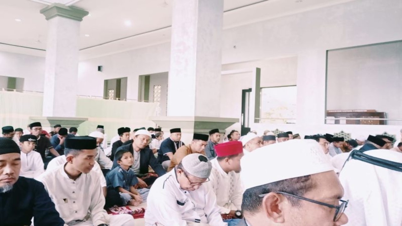 Ribuan jamaah menjalankan sholat Idul Adha 1444 Hijriah tahun 2023 dengan memenuhi masjid Amrullah A Sahruddin di kawasan Kampus Universitas Muhammadiyah Ternate, Rabu (28/6/2023). ANTARA/Abdul Fatah (Abdul Fatah)