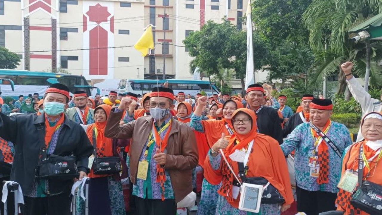 Jamaah calon haji berpose di lingkungan Asrama Haji Embarkasi Surabaya jelang keberangkatan ke Tanah Suci. (ANTARA/Hanif Nashrullah)
