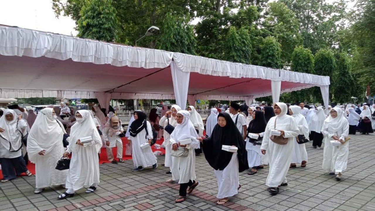 Jamaah calon haji di Kota Mataram, Provinsi Nusa Tenggara Barat usai mengikuti pembukaan kegiatan manasik haji. (ANTARA/Nirkomala)