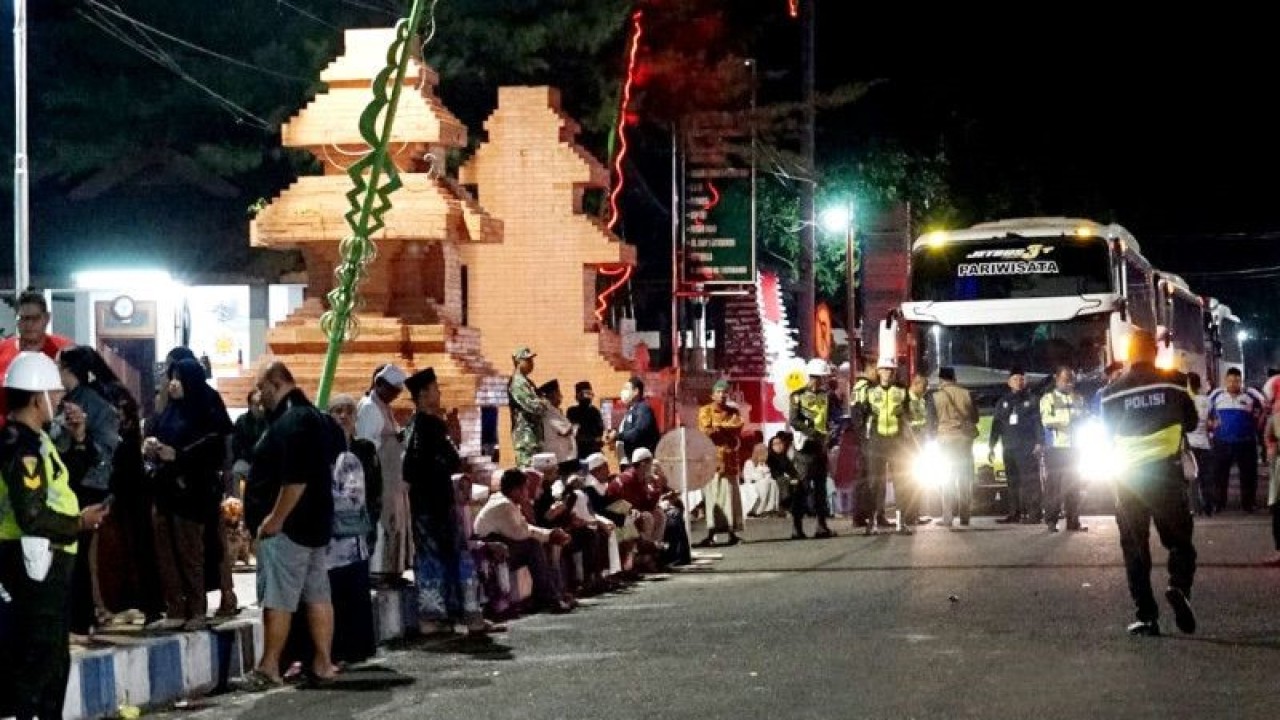 Jamaah calon haji diberangkatkan dari depan Pendopo Aryo Situbondo, Jatim. Senin (19/6/2023). (ANTARA/Novi Husdinariyanto)