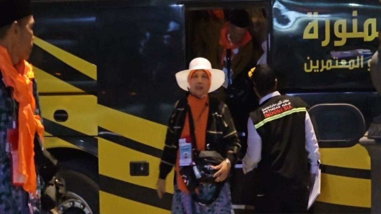Jamaah calon haji Indonesia dari kelompok terbang (kloter) gelombang perdana tiba di sebuah hotel, di madinah. ANTARA/Nur Istibsaroh