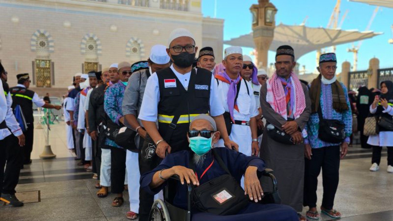 Salah satu potret jamaah haji Indonesia saat akan ke Raudhoh, di Masjid Nabawi, Madinah. ANTARA/Nur Istibsaroh