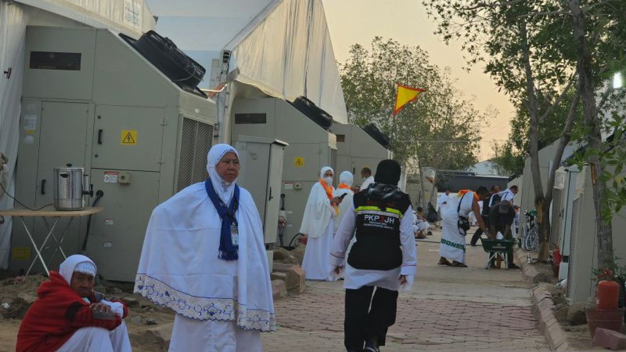 Seluruh jamaah haji dari berbagai negara termasuk Indonesia hari ini melaksanakan wukuf di Arafah, sesuai ketentuan Pemerintah Arab Saudi yang menetapkan 9 Zulhijjah 1444 H jatuh pada Selasa (27/6/2023). ANTARA/Nur Istibsaroh