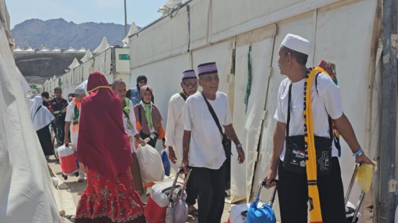 Peserta haji yang mengambil nafar awal mulai meninggalkan tenda maktab menuju ke hotel di Mekkah, Jumat (30/6). (ANTARA/Nur Istibsaroh).