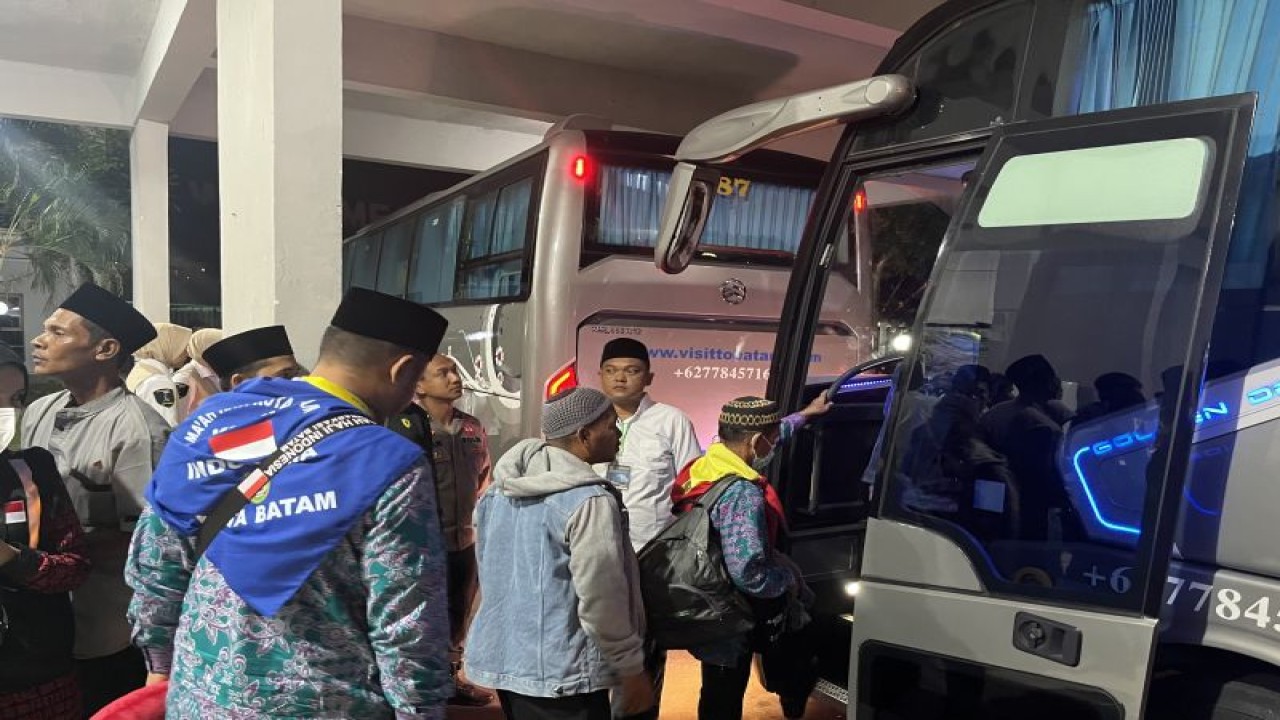 Jamaah haji Embarkasi Hang Nadim Batam bersiap menuju ke Madinah dari Asrama Haji. (ANTARA/HO-PPIH Embarkasi Batam)