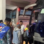 Jamaah haji Embarkasi Hang Nadim Batam bersiap menuju ke Madinah dari Asrama Haji. (ANTARA/HO-PPIH Embarkasi Batam)-1685959489
