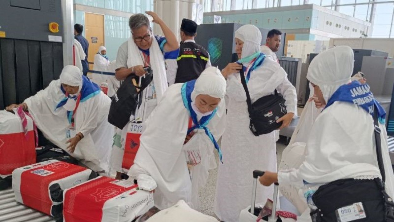 Peserta haji kuota tambahan kloter 21 BPN Balikpapan sebanyak 276 peserta haji tiba di Bandara Madinah, Kamis, 15 Juni 2023. ANTARA/HO-MCH 2023