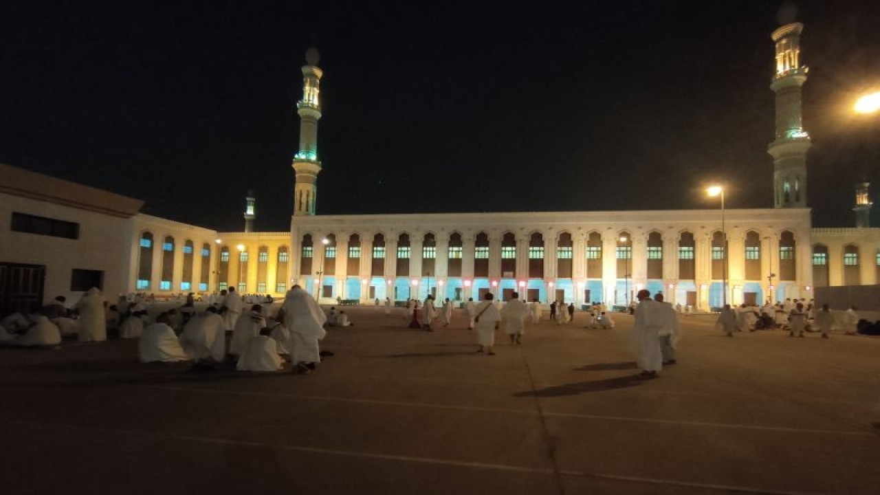 Jamaah haji mulai berdatangan ke Masjid Namira yang terletak di Padang Arafah, Senin (26/6/2023). (Antara / Azis Kurmala)