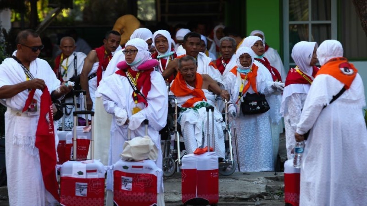 Arsip Foto - Jamaah calon haji tiba di Asrama Haji Embarkasi Surabaya Surbaya, Jawa Timur, Rabu (14/6/2023). (ANTARA FOTO/DIDIK SUHARTONO)