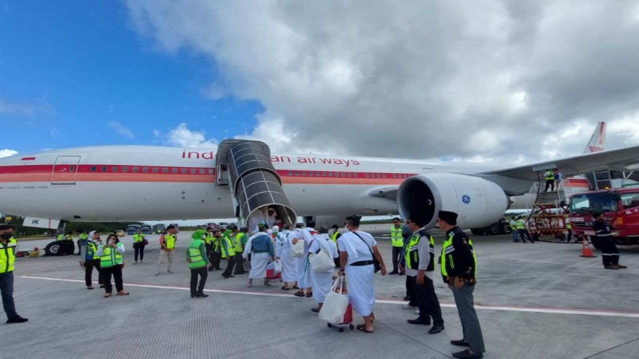 JCH kloter 2 asal Kabupaten Lombok Tengah, Nusa Tenggara Barat saat diberangkatkan melalui Bandara Internasional Lombok, Kamis (8/6/2023) (ANTARA/Humas Bandara Lombok)