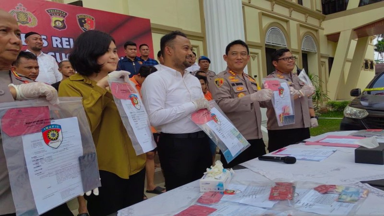Polresta Jambi saat konferensi pers pengungkapan kasus perdagangan orang di Kota Jambi, Senin (26/6/2023). (ANTARA/Tuyani)