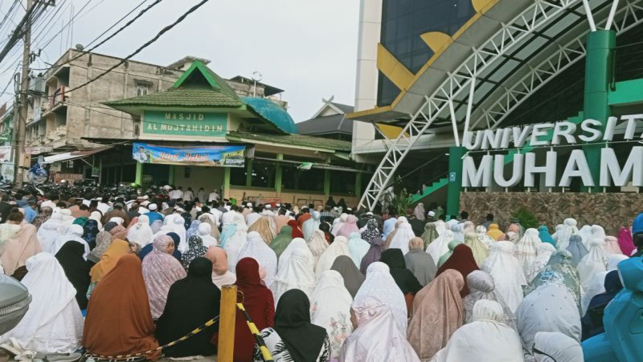 Umat Islam saat sedang mendengarkan khutbah shalat Idul Adha 1444 Hijriah di Universitas Muhammadiyah Kota Jambi, Rabu (28/6/2023). (FOTO ANTARA/Tuyani)