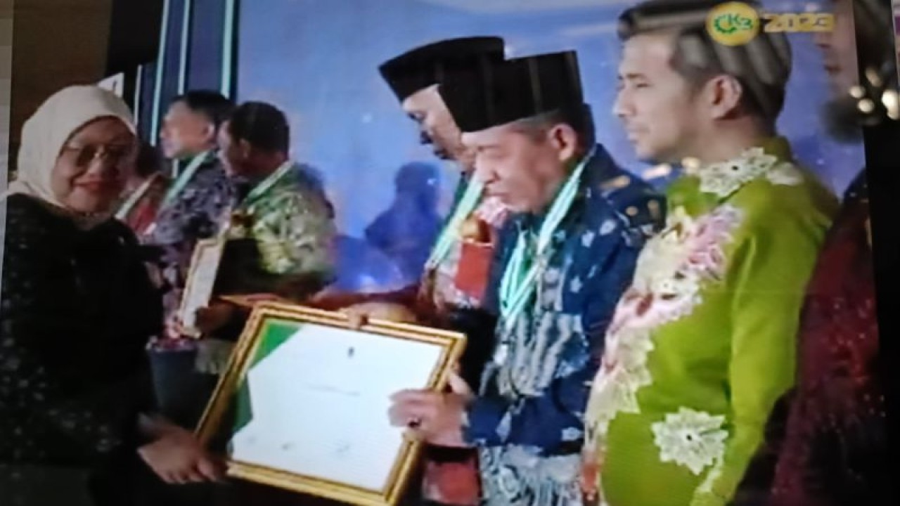 Wakil Gubernur Jambi H Abdullah Sani yang menerima penghargaan dari Menaker RI atas prestasi pembinaan K3 di provinsi Jambi.(ANTARA/HO)