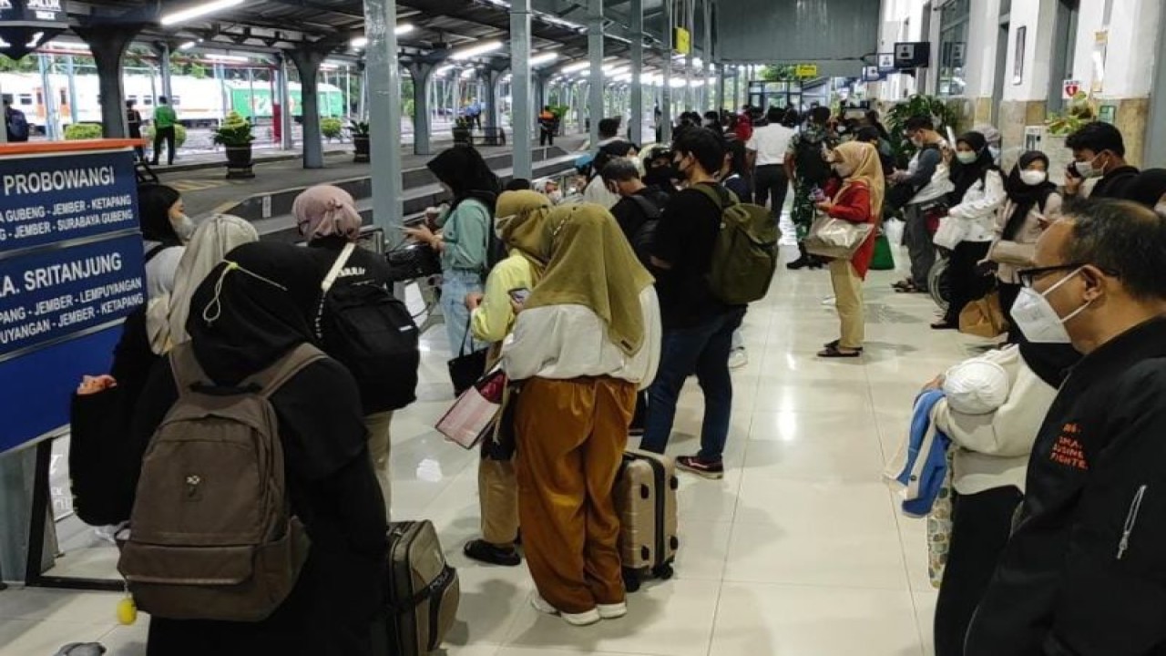 Foto arsip: Suasana penumpang kereta api di Stasiun Jember (ANTARA/HO-Humas KAI Daop 9 Jember)