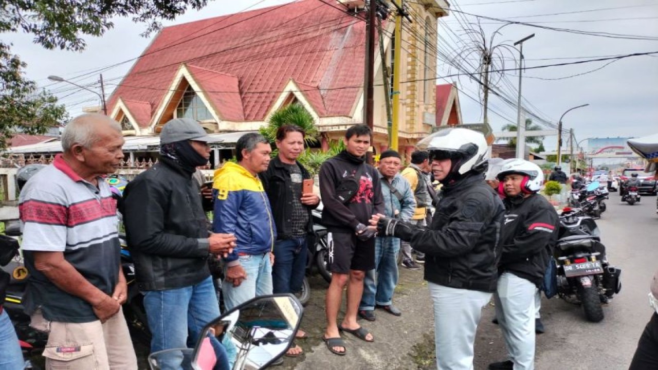 Dirut PT Jasa Raharja Rivan A Purwanto, melaksanakan kampanye keselamatan berkendara kepada masyarakat. ANTARA/HO-Humas JR Sulut (1)