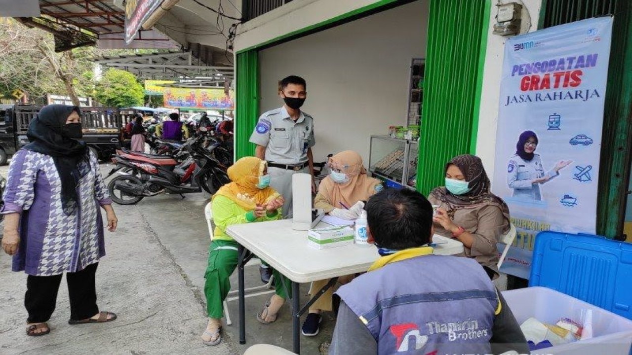 PT Jasa Raharja menggelar pemeriksaan dan pengobatan gratis untuk sopir dan penumpang angkutan umum, Jumat. (ANTARA/Edo Purmana/23)