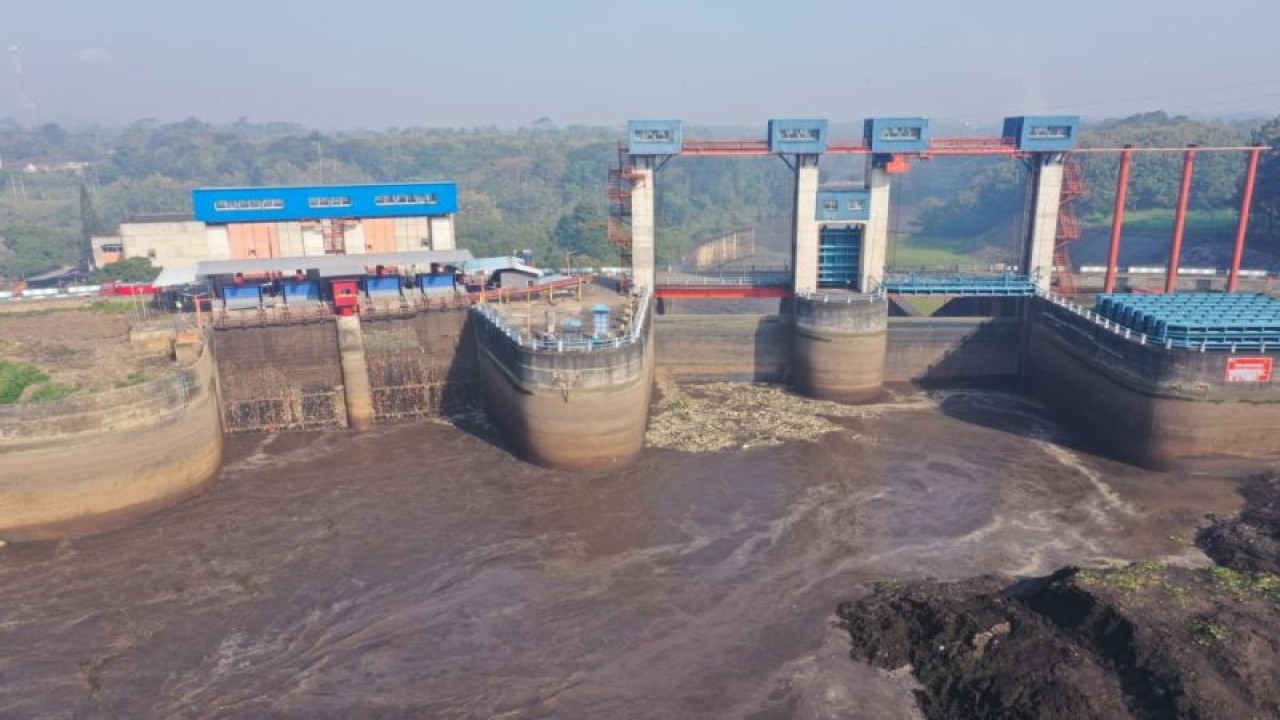 Kegiatan flushing Waduk Sengguruh di Kepanjen, Kabupaten Malang, Jawa Timur yang dilakukan Perum Jasa Tirta (PJT) I. (ANTARA/HO-Perum Jasa Tirta I)