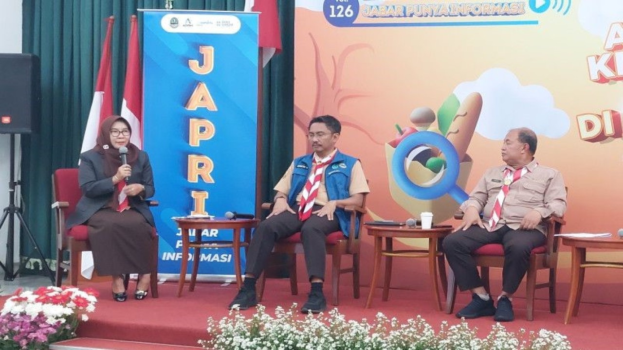 Kepala Bidang Tanaman Pangan DTPH Provinsi Jawa Barat Yanti Hidayatun Zakiyah (kiri) pada acara Jabar Punya Informasi (Japri) di Gedung Sate, Kota Bandung, Jawa Barat, Rabu (14/6/2023). (ANTARA/Ajat Sudrajat)