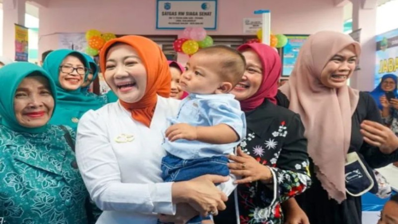 Ketua TP PKK Jawa Barat Atalia Praratya Ridwan Kamil saat mengunjungi posyandu di Kota Banjar, Provinsi Jawa Barat pada Rabu (22/2/2023). (ANTARA/HO-BKKBN)