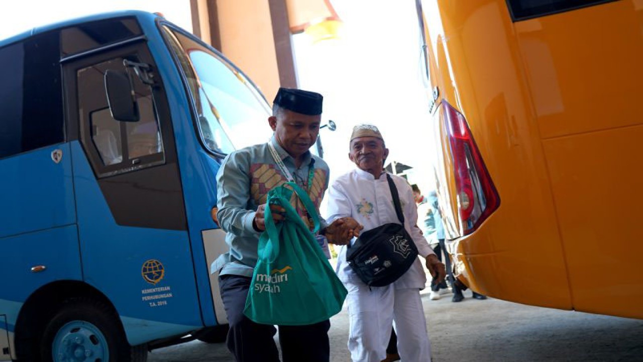 Seorang petugas membantu jamaah calon haji yang tiba di asrama haji Kota Gorontalo, Provinsi Gorontalo, Senin (12/6/2023). FOTO ANTARA/Adiwinata Solihin