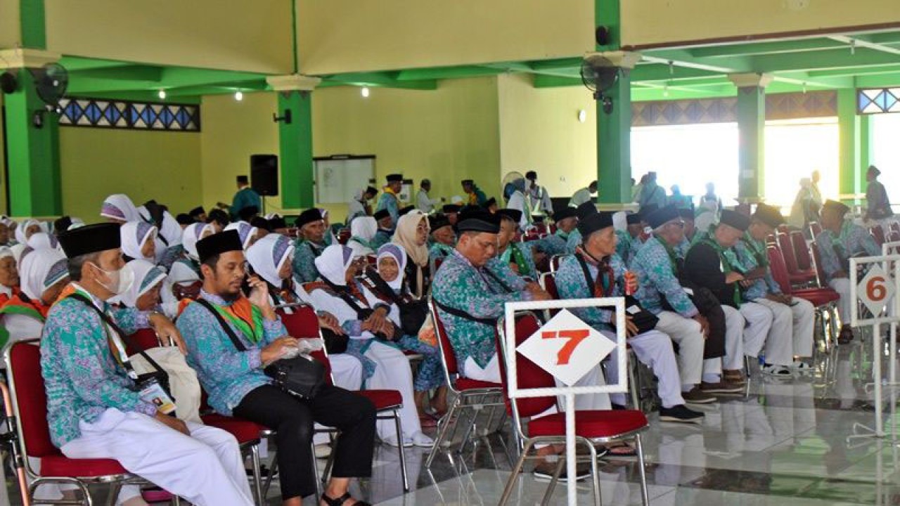 Jamaah calon haji asal Boyolali yang tergabung dalam kelompok terbang 65 Embarkasi Solo tiba di Gedung Jedah Asrama Haji Donohudan, Boyolali, Jawa Tengah, Senin (12/6/2023). (ANTARA/Bambang Dwi Marwoto)