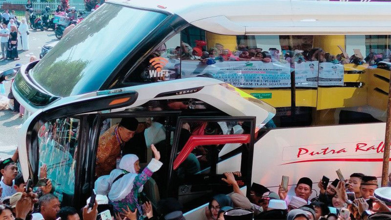 Pelepasan 226 calon haji Kabupaten Rejang Lebong yang dilaksanakan di halaman Masjid Agung Baitul Makmur Rejang Lebong, Senin, (12/6/2023). ANTARA/Nur Muhamad