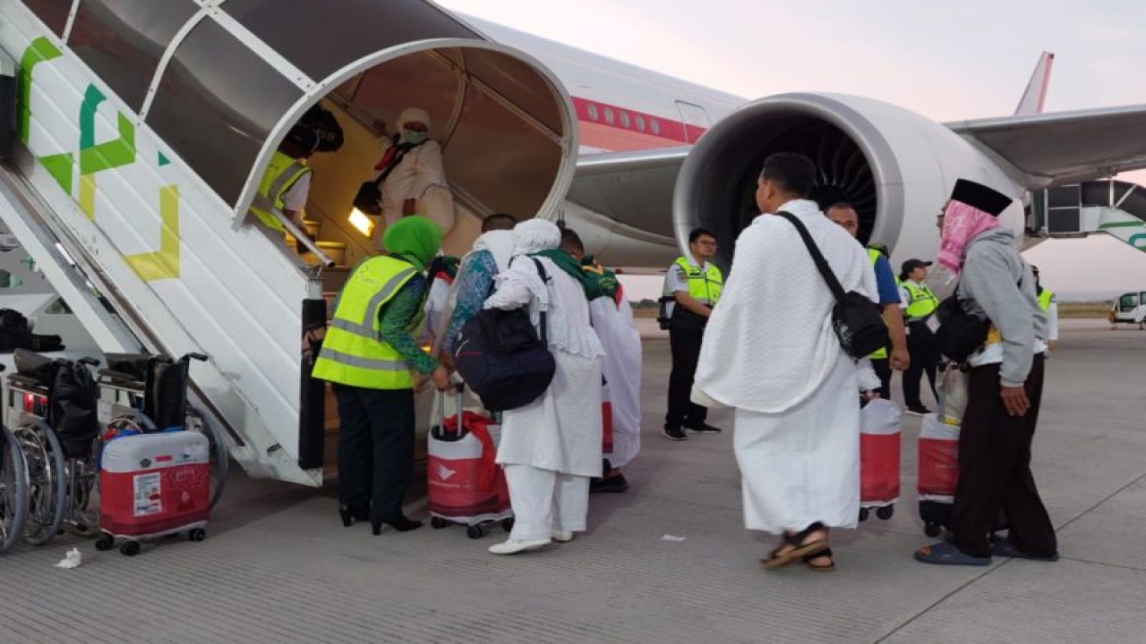 Keberangkatan JCH asal Bima , Nusa Tenggara Barat saat diberangkatkan melalui Bandara Lombok, Selasa (13/6/2023) (ANTARA/Humas Bandara Lombok)