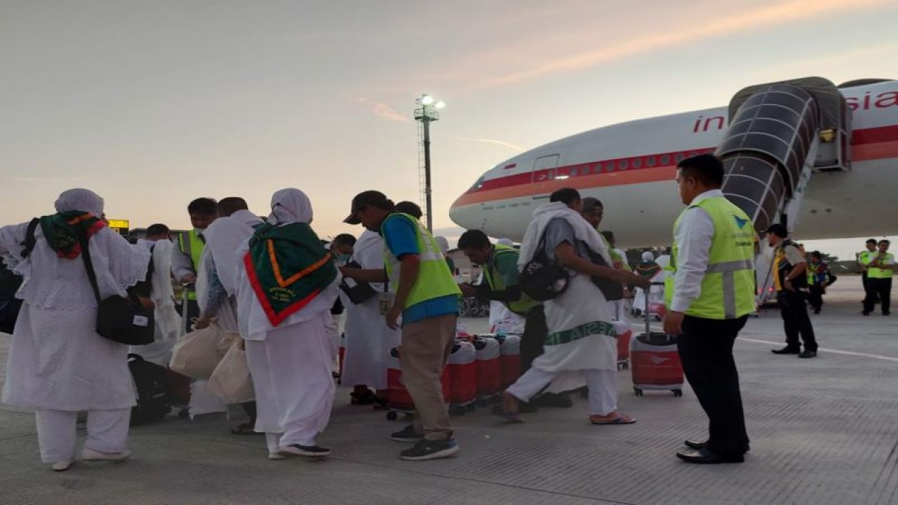 JCH asal NTB saat diberangkatkan melalui embarkasi Bandara Internasional Lombok, Jumat (16/6/2023) (FOTO ANTARA/Humas Bandara Lombok)