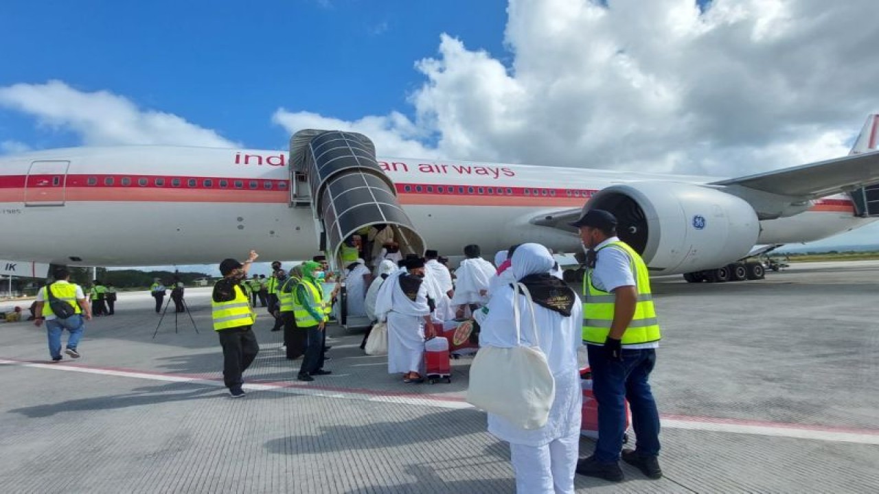 JCH asal NTB saat diberangkatkan menuju Mekah melalui Bandara Internasional Lombok, Nusa Tenggara (ANTARA/Humas Bandara Lombok)