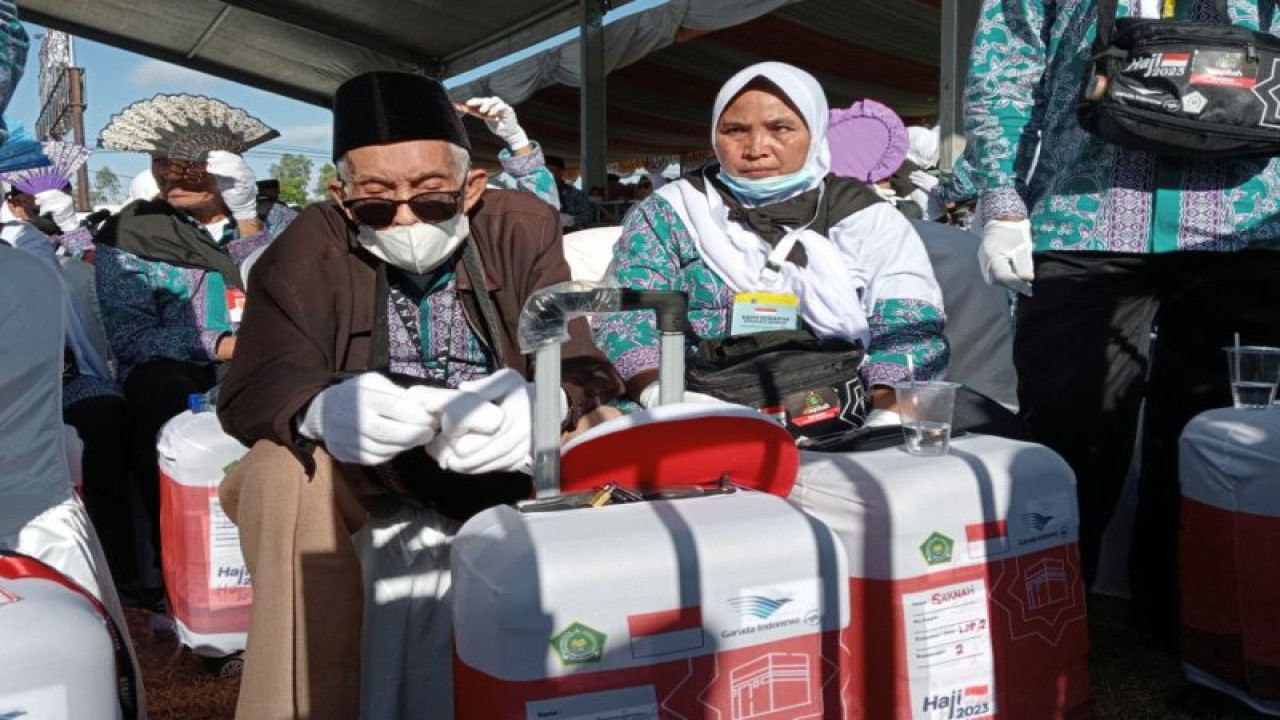 JCH Lombok Tengah, Nusa Tenggara Barat saat acara pelepasan di halaman kantor Bupati setempat, Rabu (7/6/2023) (ANTARA/Akhyar)