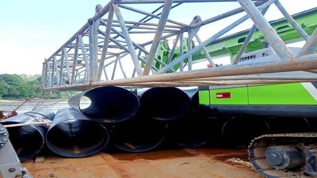 Alat pancang Jembatan Muara Teweh-Lemo, Kecamatan Teweh Tengah, Barito Utara, Kalteng, berada di lokasi pembangunan jembatan, Sabtu (3/6/2023). ANTARA/HO-Dinas PUPR Barito Utara